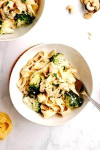 1 1/2 cups (340 g) Rotini Alfredo with Broccoli Florets