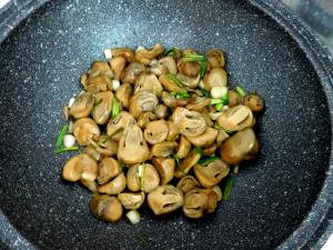 1/2 cup (125 g) Stir Fry Straw Mushrooms