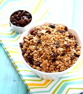 1/2 cup (30 g) Granola Crisps - Baked Cinnamon Raisin