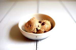 1/2 cup (77 g) Mocha Madness Ice Cream