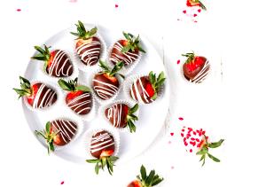 1/2 Cup Chocolate-Covered Strawberries (January-March)