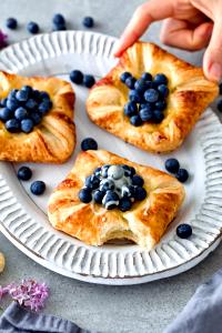 1/2 pastry (2.5 g) Blueberry Cream Danish