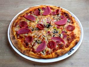 1/2 pizza (135 g) Three Cheese & Uncured Bacon Pizza