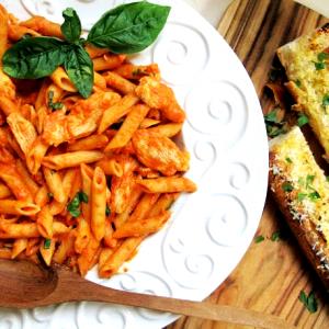 1 3/4 cups (208 g) Vodka Penne with Chicken