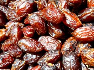 1/4 cup (6 dates) (40 g) Pitted Dates