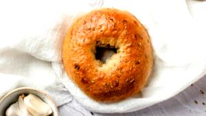 1 bagel (105 g) Garlic Bagel