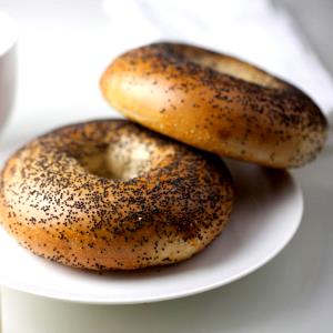 1 bagel (122 g) Poppy Bagel