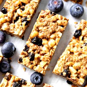 1 bar (56 g) Blueberry Granola Bar