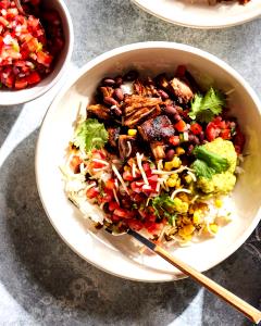 1 bowl (240 g) Carnitas Burrito Bowl