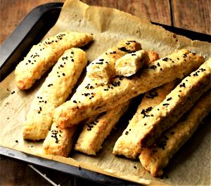 1 breadstick (42 g) 4 Cheese & Garlic Breadsticks