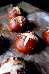 1 bun (80 g) Pretzel Rolls