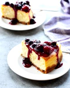 1 cheesecake (70 g) New York Style Cheesecake with Black Cherry Swirl