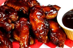 1 Chicken Wing With Sauce Chicken or Turkey with Barbecue Sauce (Skin Eaten)