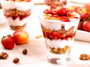 1 container (255 g) Strawberry Banana Yogurt Parfait