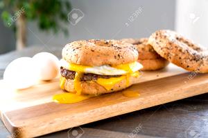 1 container (291 g) Everything Bagel with Egg and Chicken Sausage (Medium)