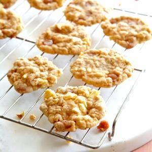 1 cookie (1.1 oz) Caramel Apple Crunch Cookie