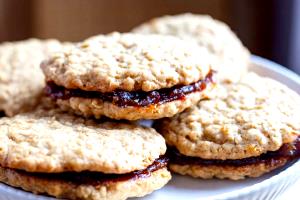 1 cookie (25 g) Date Filled Oatmeal Cookies