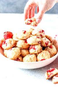 1 cookie (26 g) Strawberry Filled Soft Cookies