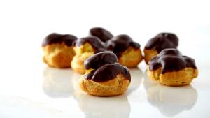 1 Cream-Puff Eclair Pastry W/Chocolate Glaze, Pfr