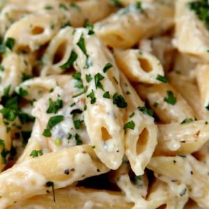 1 cup (140 g) Chicken Alfredo with Penne Pasta