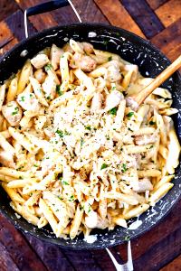 1 cup (201 g) Chicken Alfredo