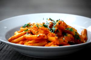 1 cup (8 oz) Penne alla Vodka with Chicken