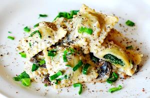 1 Cup Cheese and Spinach Filled Ravioli with Cream Sauce