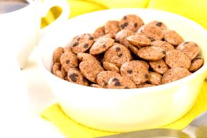 1 Cup Cookie Crunch Cereal With Milk