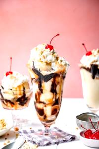 1 Cup Ice Cream Sundae with Topping (with Whipped Cream)