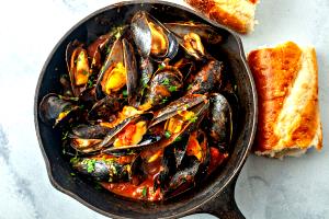 1 Cup Mussels with Tomato-Based Sauce (Mixture)