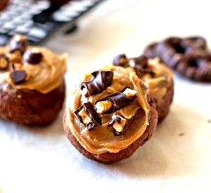 1 donut (90 g) Chocolate Pretzel Donut