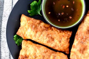 1 egg roll with sauce (85 g) Vegetable Egg Rolls