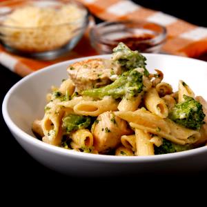 1 Entree Alfredo Pasta W/Chicken & Broccoli Entree