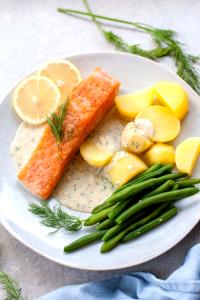 1 fillet (112 g) Salmon Fillets with Creamy Dill Sauce