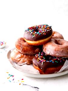 1 Hole Chocolate Doughnut with Icing (Raised or Yeast)