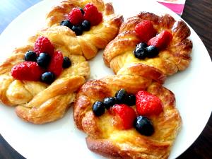 1 Large (approx 7" Dia) Danish Pastry with Fruit