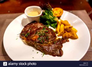 1 meal (385 g) Steak in Mushroom Sauce with Roasted Red Potatoes & Classic Green Bean Casserole