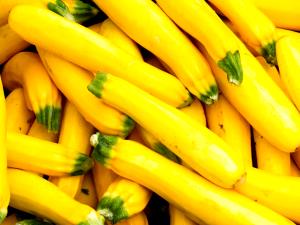 1 Medium Yellow Summer Squash