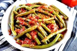 1 Oz Cooked Green String Beans with Tomatoes (Fat Not Added in Cooking)