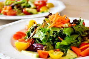 1 Oz Lettuce Salad with Assorted Vegetables (Including Tomatoes and/or Carrots)