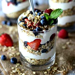 1 package (205 g) Greek Yogurt Parfait