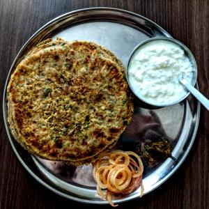 1 paratha (100 g) Paneer Paratha