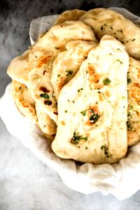 1 piece (75 g) Garlic Naan