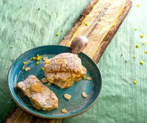 1 Piece White Chocolate And Almond Brownies