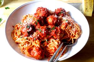 1 plate (15 oz) Regular Spaghetti with Meatballs