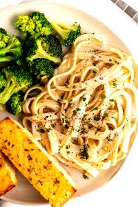 1 portion (795 g) Chicken Pasta Alfredo with Bread