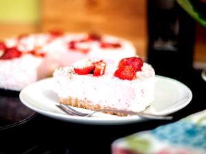 1 portion (92 g) Strawberry Daiquiri Cheesecake