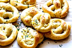 1 pretzel (2 oz) Garlic Butter Pretzel