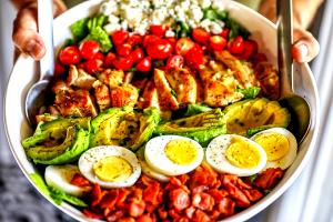 1 salad (15.5 oz) Chopped Chicken Cobb Salad