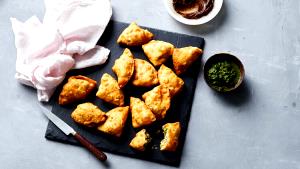 1 Samosa, NFS Pastry filled with Potatoes and Peas (Fried)